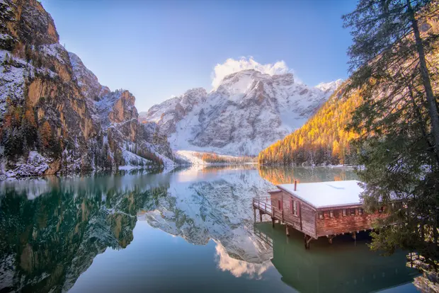 Le Lago di Braies avec ses canots rouges au pied de la Croda del Becco