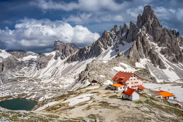 Le Rifugio Locatelli face aux Tre Cime di Lavaredo